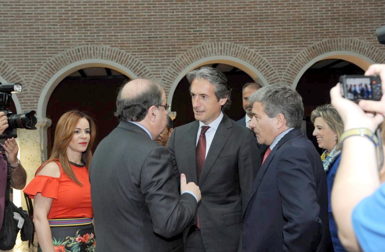 El presidente de la Junta, Juan Vicente Herrera, junto al ministro de Fomento, Iñigo de la Serna; el consejero de Fomento, Juan Carlos Quiñones y el presidente de Adif, Juan Bravo, antes del desayuno informativo organizado por El Norte de Castilla