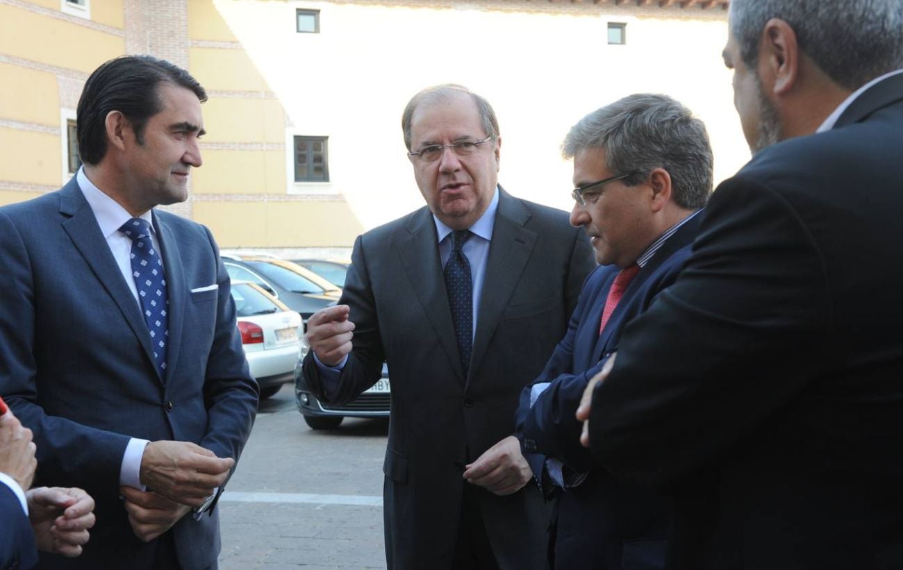 El presidente de la Junta, Juan Vicente Herrera, junto al ministro de Fomento, Iñigo de la Serna; el consejero de Fomento, Juan Carlos Quiñones y el presidente de Adif, Juan Bravo, antes del desayuno informativo organizado por El Norte de Castilla