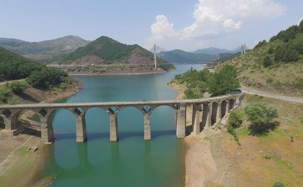 El pantano de Barrios de Luna, a vista de dron.