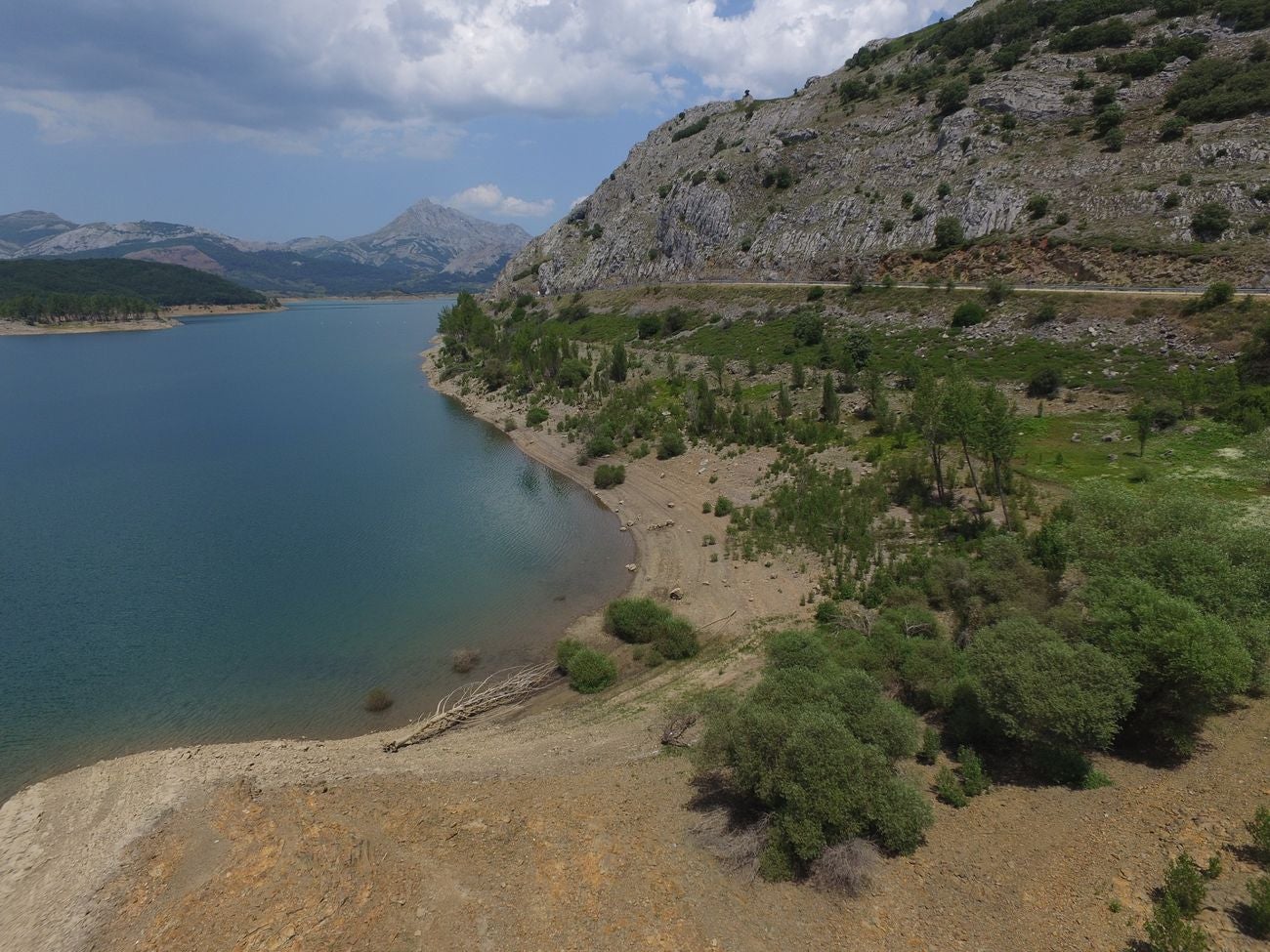 Los pantandos de Barrios de Luna y el embalse del Porma a vista de dron | La situación de las reservas de agua en la cuenta del Duero se acerca a la alarma