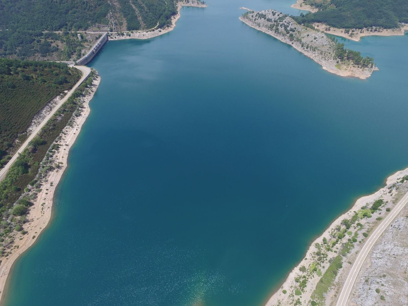 Los pantandos de Barrios de Luna y el embalse del Porma a vista de dron | La situación de las reservas de agua en la cuenta del Duero se acerca a la alarma