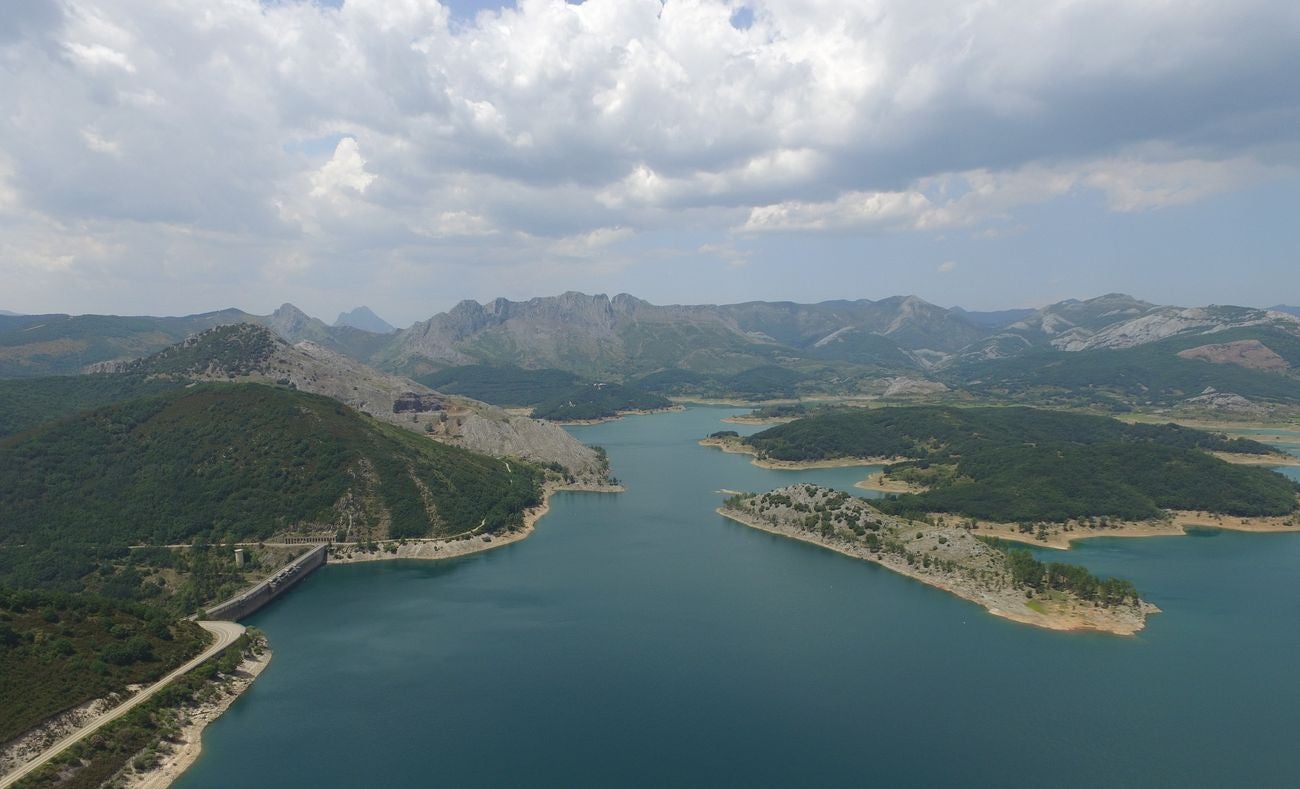 Los pantandos de Barrios de Luna y el embalse del Porma a vista de dron | La situación de las reservas de agua en la cuenta del Duero se acerca a la alarma