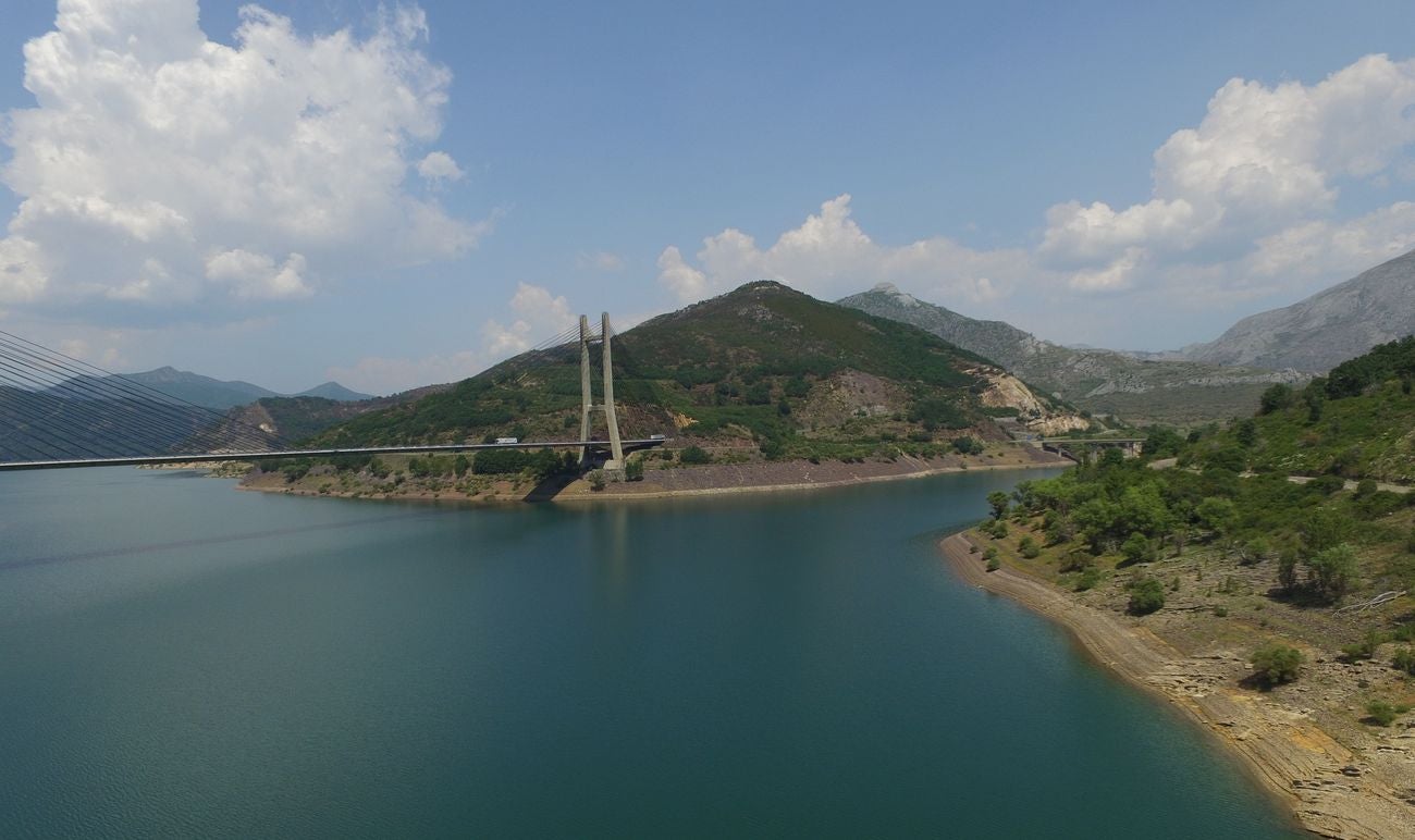 Los pantandos de Barrios de Luna y el embalse del Porma a vista de dron | La situación de las reservas de agua en la cuenta del Duero se acerca a la alarma