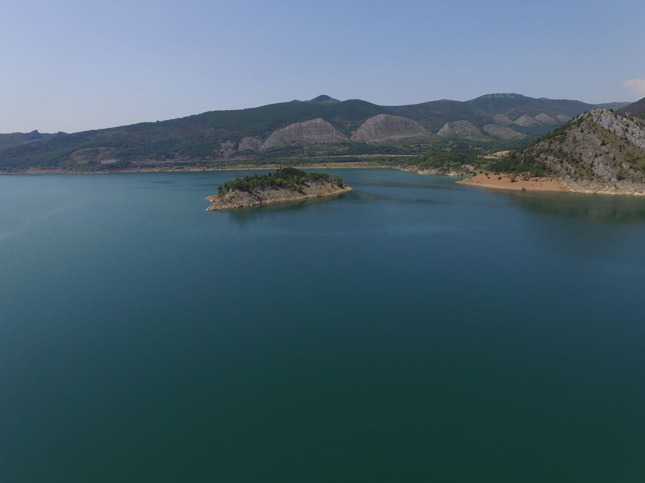 Los pantandos de Barrios de Luna y el embalse del Porma a vista de dron | La situación de las reservas de agua en la cuenta del Duero se acerca a la alarma