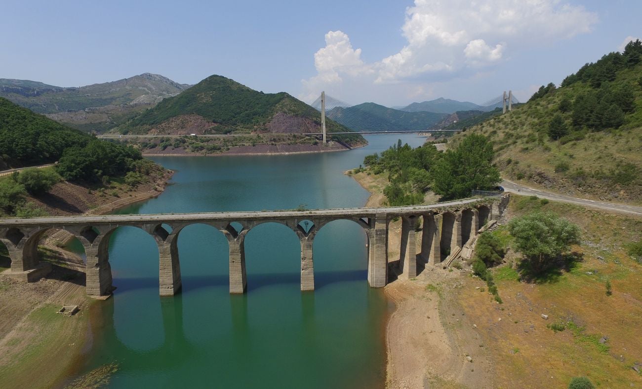 Los pantandos de Barrios de Luna y el embalse del Porma a vista de dron | La situación de las reservas de agua en la cuenta del Duero se acerca a la alarma