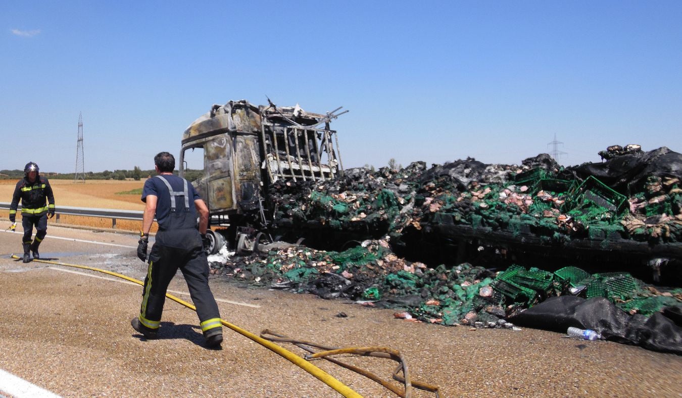 Un camión de embutido se estrella con un vehículo militar y termina ardiendo 