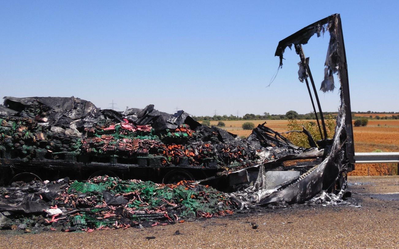 Un camión de embutido se estrella con un vehículo militar y termina ardiendo 