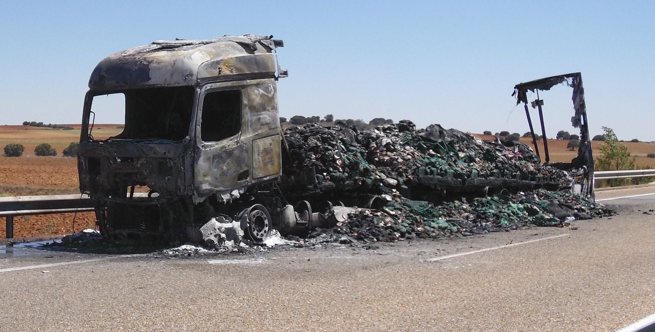 Un camión de embutido se estrella con un vehículo militar y termina ardiendo 