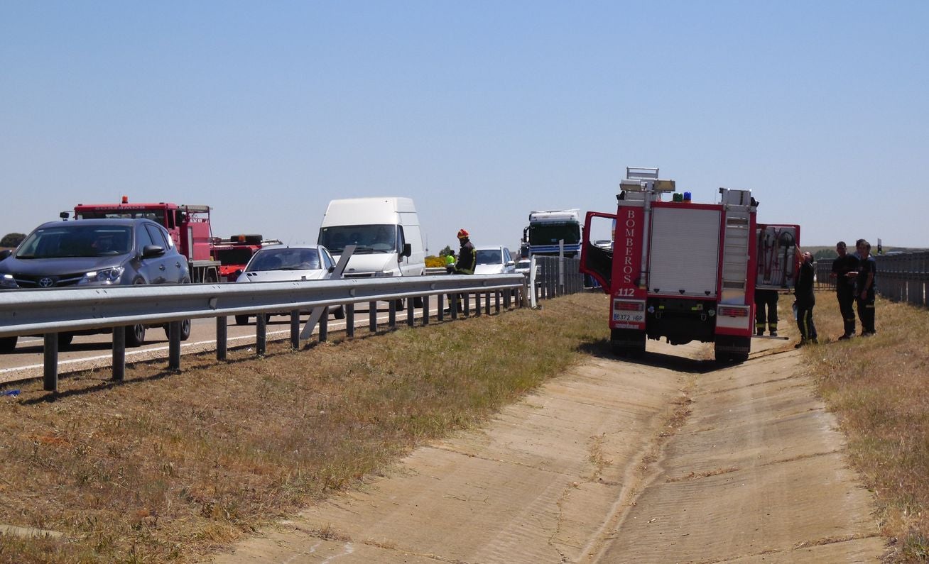 Un camión de embutido se estrella con un vehículo militar y termina ardiendo 