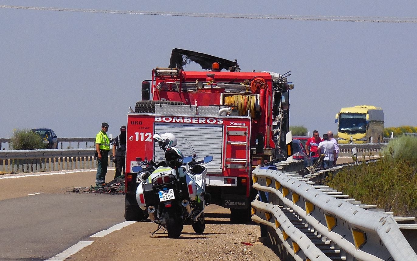 Un camión de embutido se estrella con un vehículo militar y termina ardiendo 