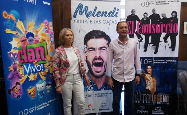 La presidenta del Patronato Municipal de Fiestas, María Concepción Crespo, junto al director de Pandora Producciones, Juanjo Rodriguez, en la presentación de los conciertos de las Noches de la Encina 2017.