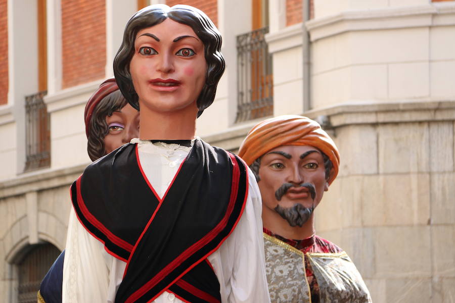 Los gigantes y cabezudos no dejan títere con cabeza