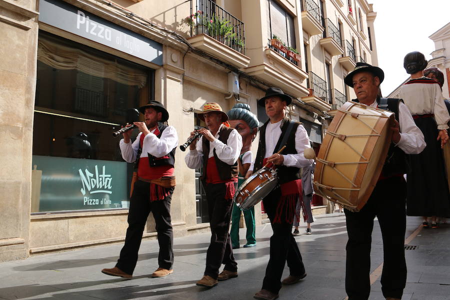 Los gigantes y cabezudos no dejan títere con cabeza