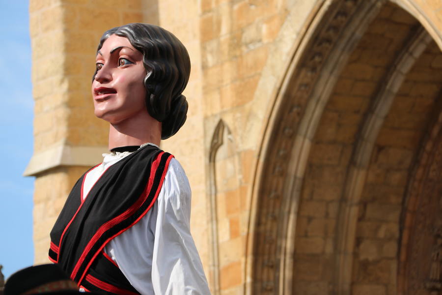 Los gigantes y cabezudos no dejan títere con cabeza