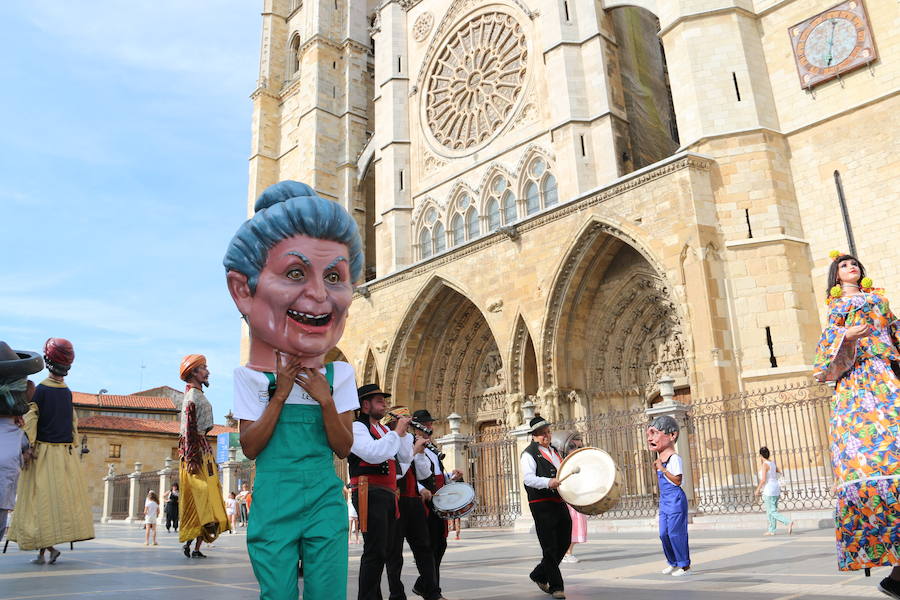 Los gigantes y cabezudos no dejan títere con cabeza