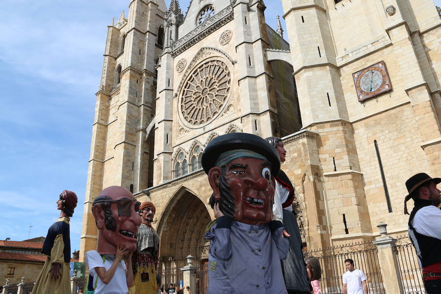 Los gigantes y cabezudos no dejan títere con cabeza