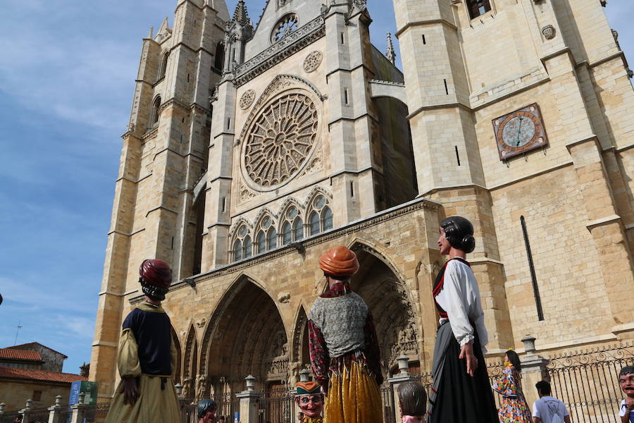 Los gigantes y cabezudos no dejan títere con cabeza