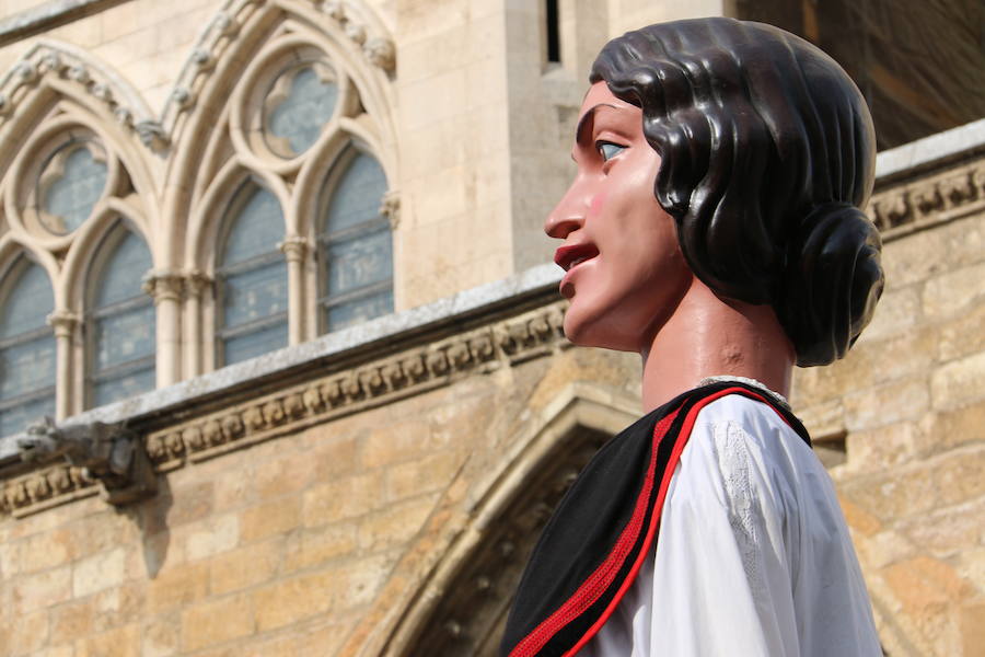 Los gigantes y cabezudos no dejan títere con cabeza