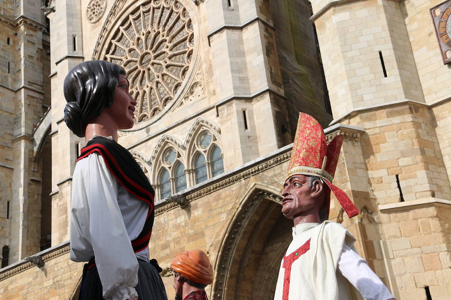 Los gigantes y cabezudos no dejan títere con cabeza