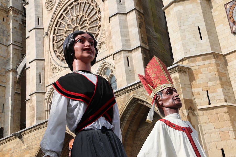 Los gigantes y cabezudos no dejan títere con cabeza