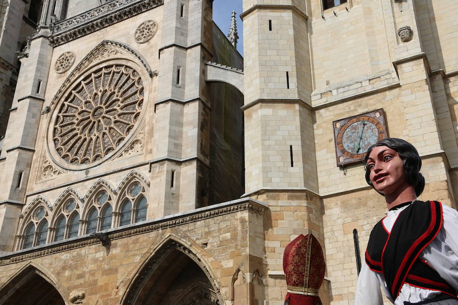 Los gigantes y cabezudos no dejan títere con cabeza