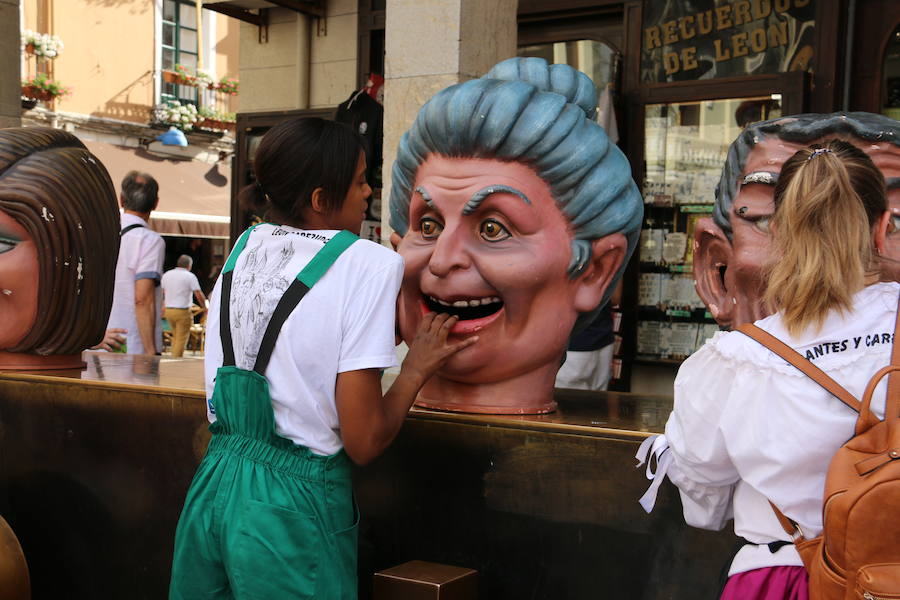 Los gigantes y cabezudos no dejan títere con cabeza