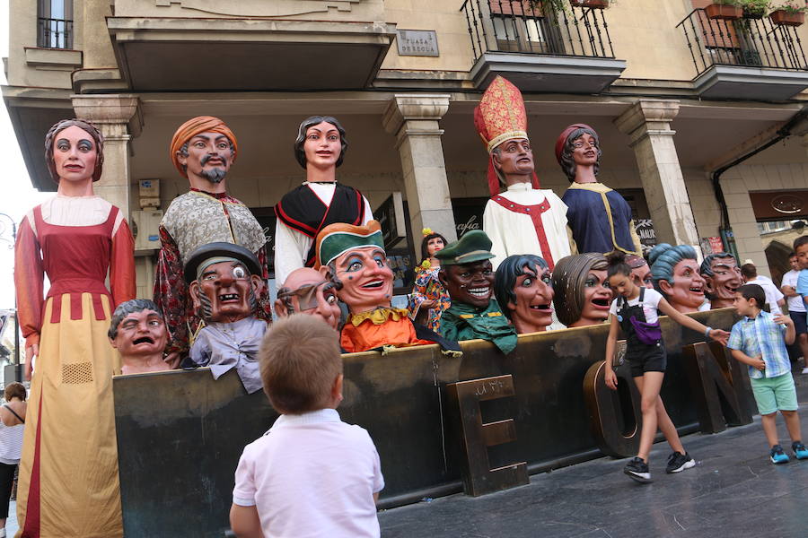 Los gigantes y cabezudos no dejan títere con cabeza