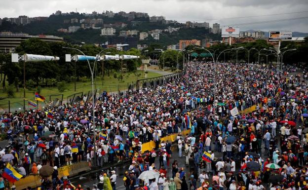 Concentración opositora frente a una base militar de Caracas.