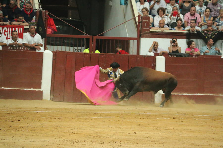 Las mejores imágenes de la corrida de toros de Fiestas de San Juan y San Pedro (II)