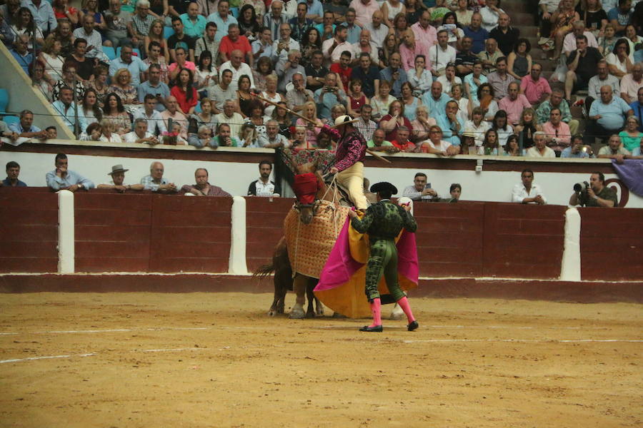 Las mejores imágenes de la corrida de toros de Fiestas de San Juan y San Pedro (II)
