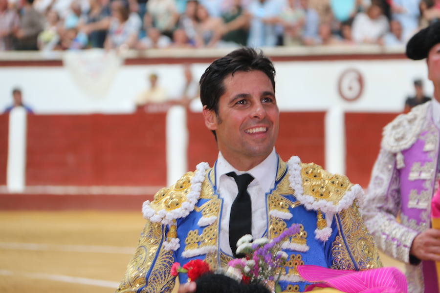 Las mejores fotos de la corrida de toros de Fiestas de San Juan y San Pedro