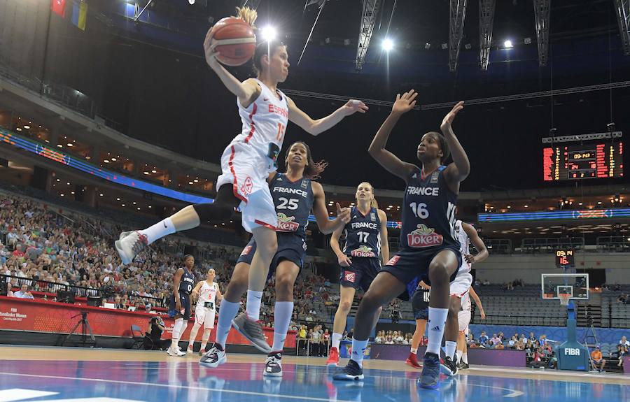 La selección española se impuso a Francia para proclamarse campeona de Europa de baloncesto en Praga.