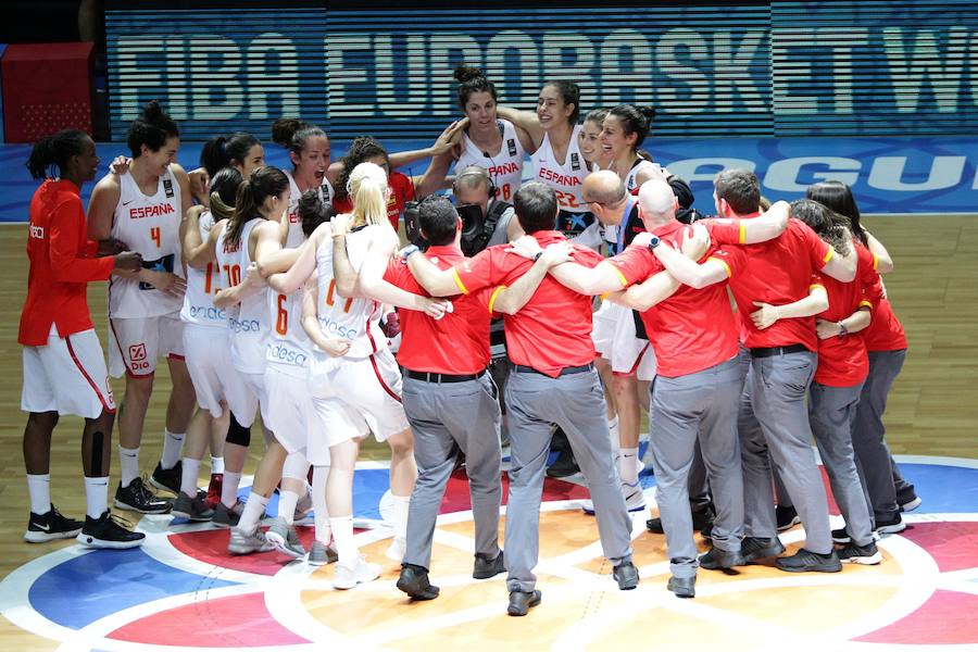 La selección española se impuso a Francia para proclamarse campeona de Europa de baloncesto en Praga.