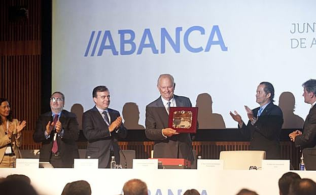 Javier Etcheverría recibió un reconocimiento por su trayectoria profesional