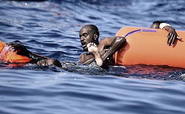 Rescatados 712 inmigrantes y refugiados frente a las costas de Libia