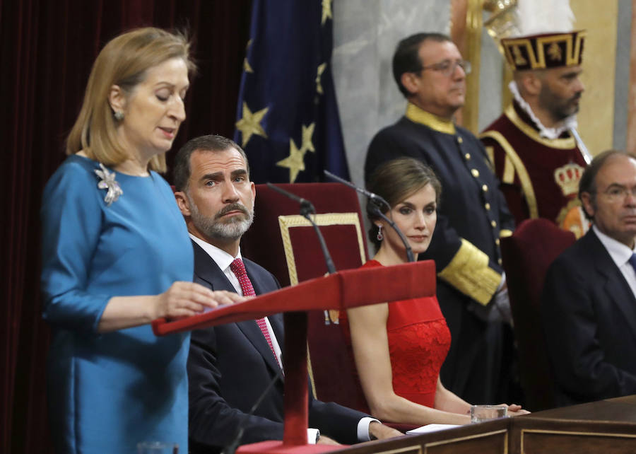 El Rey defiende en el Congreso la unidad de España y la convivencia de todos los españoles.