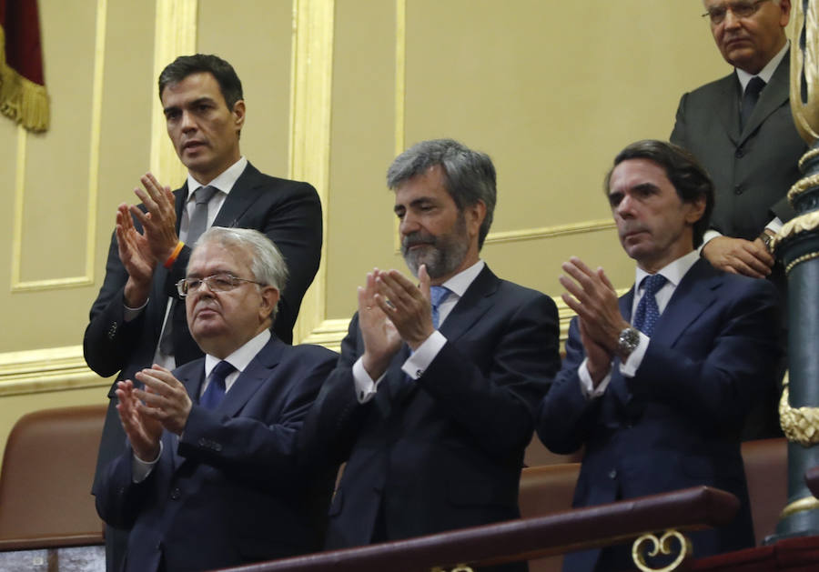 El Rey defiende en el Congreso la unidad de España y la convivencia de todos los españoles.