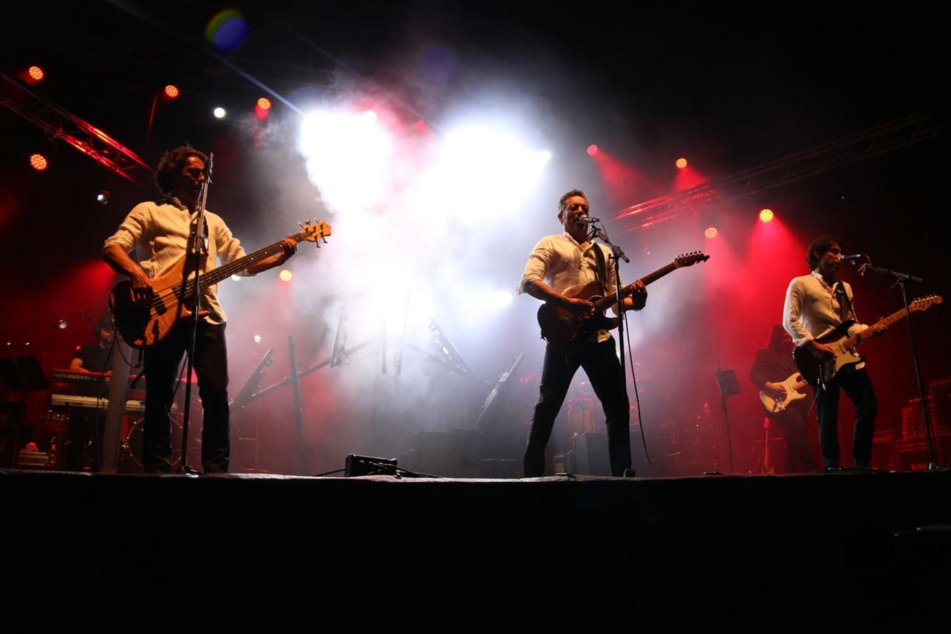 El grupo leonés vuelve a la Plaza Mayor después de 16 años con un concierto que ha hecho vibrar miles de personas.
