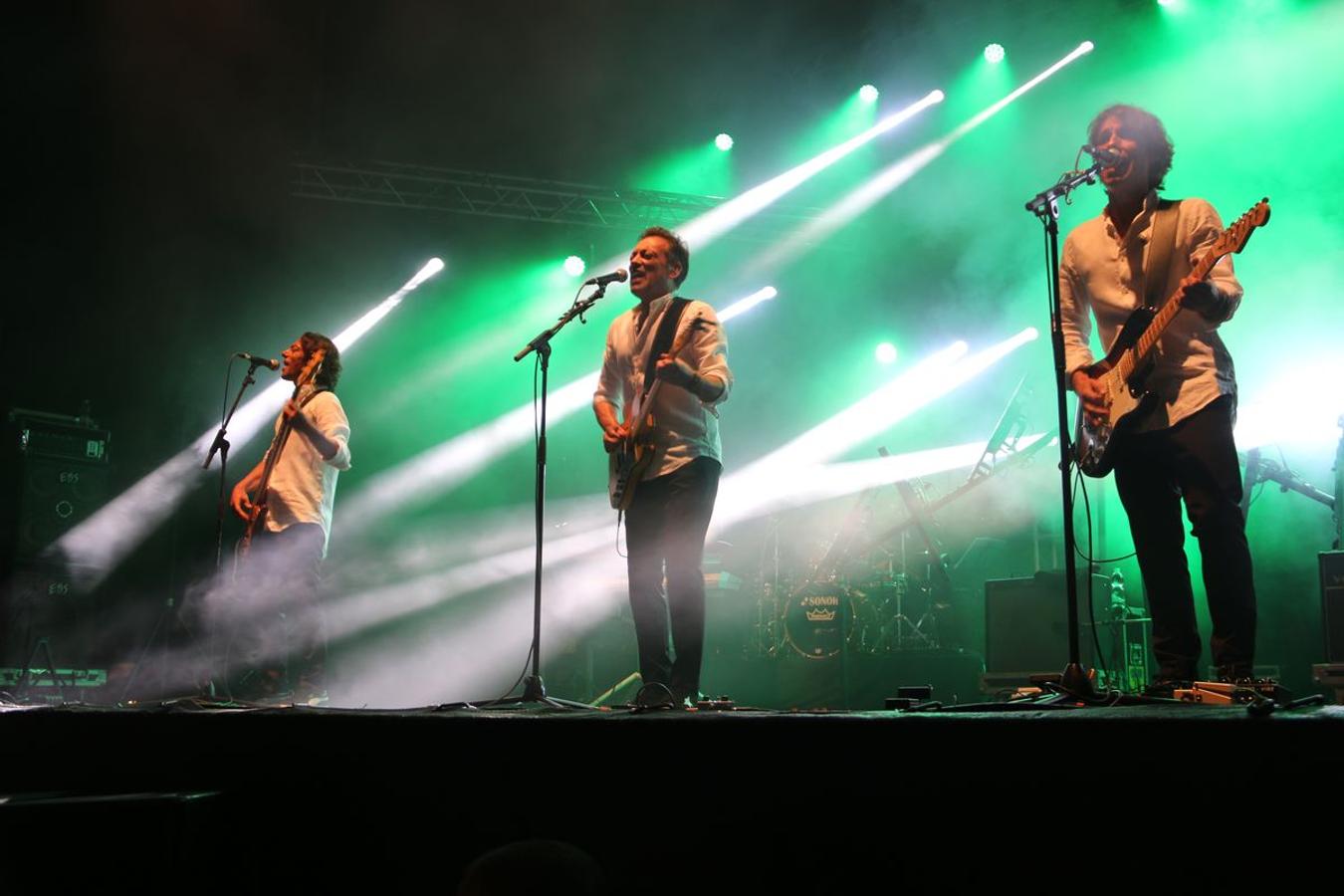 El grupo leonés vuelve a la Plaza Mayor después de 16 años con un concierto que ha hecho vibrar miles de personas.