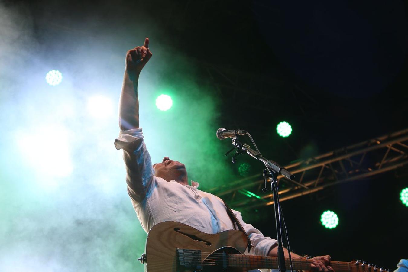 El grupo leonés vuelve a la Plaza Mayor después de 16 años con un concierto que ha hecho vibrar miles de personas.