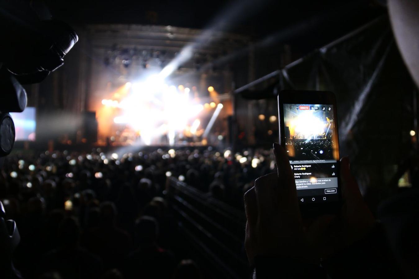 El grupo leonés vuelve a la Plaza Mayor después de 16 años con un concierto que ha hecho vibrar miles de personas.