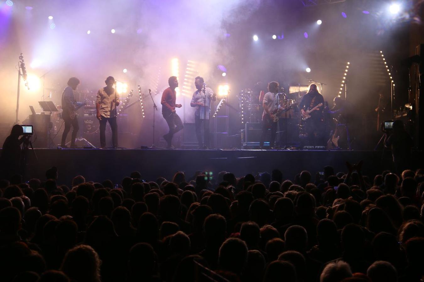 El grupo leonés vuelve a la Plaza Mayor después de 16 años con un concierto que ha hecho vibrar miles de personas.