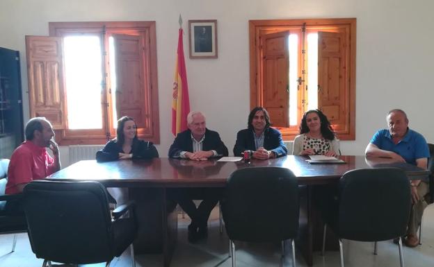 El delegado de la Junta de Castilla y León, Guillermo García, durante la reunión mantenida en Castrocontrigo