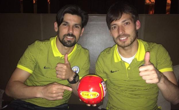 Nolito y Silva, compañeros de Sagna en el Manchester City, con la bola. 