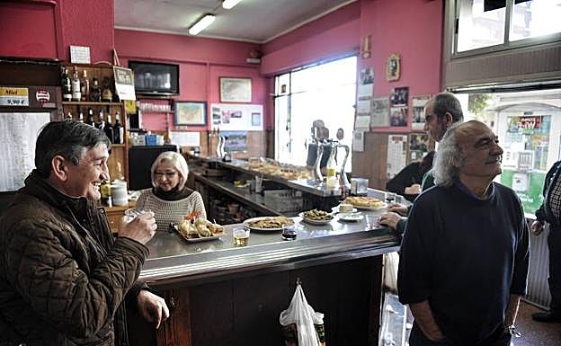 Una hostelera atendiendo en un bar.