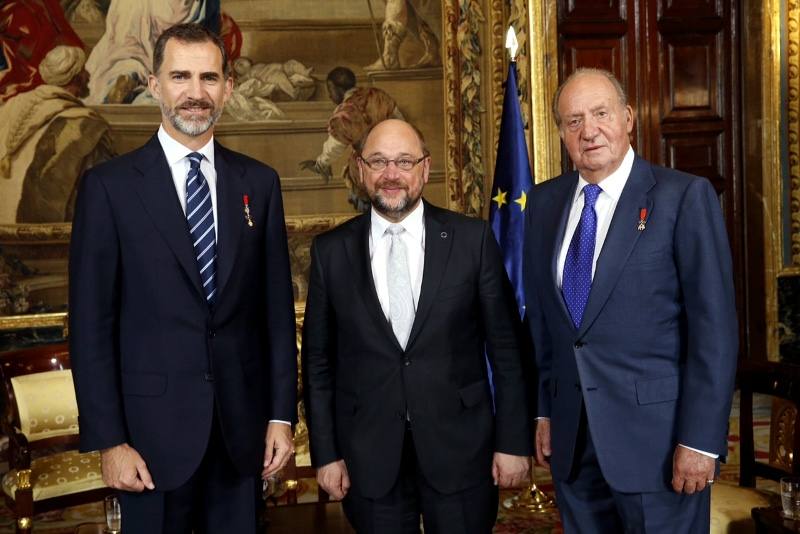 Los reyes Juan Carlos I y Felipe VI con Martin Schulz, presidente del Parlamento Europeo. 