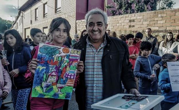 Ramón Villa junto con la ganadora Estela Barrientos