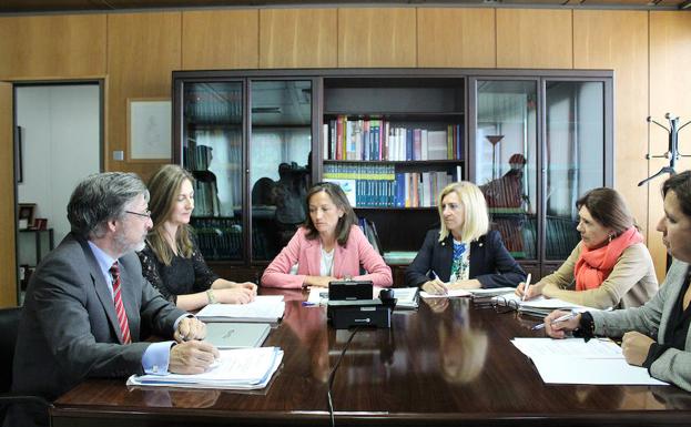 La viceconsejera de Ordenación del Territorio y Relaciones Institucionales, María de Diego, se reúne con la vicepresidenta de la Comisión de Coordinación y Desarrollo de la Región Norte de Portugal, Esther da Silva. 