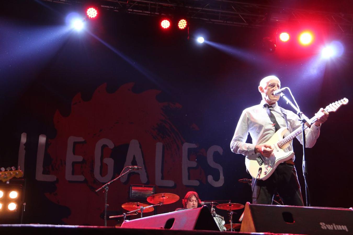 El grupo asturiano pone el broche final a los conciertos de la Plaza Mayor con un espectáculo de rock en directo y una invitación a la locura