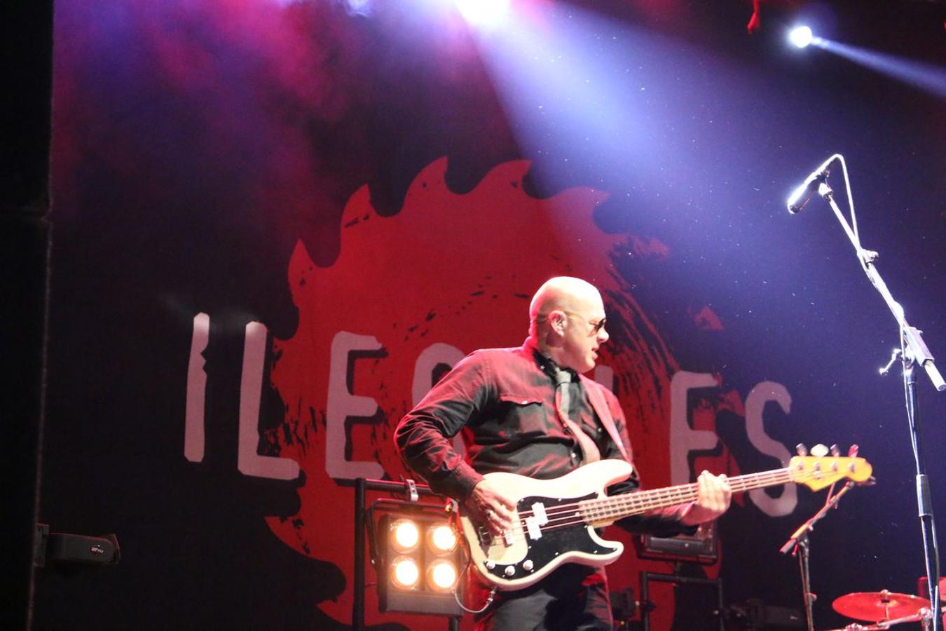 El grupo asturiano pone el broche final a los conciertos de la Plaza Mayor con un espectáculo de rock en directo y una invitación a la locura